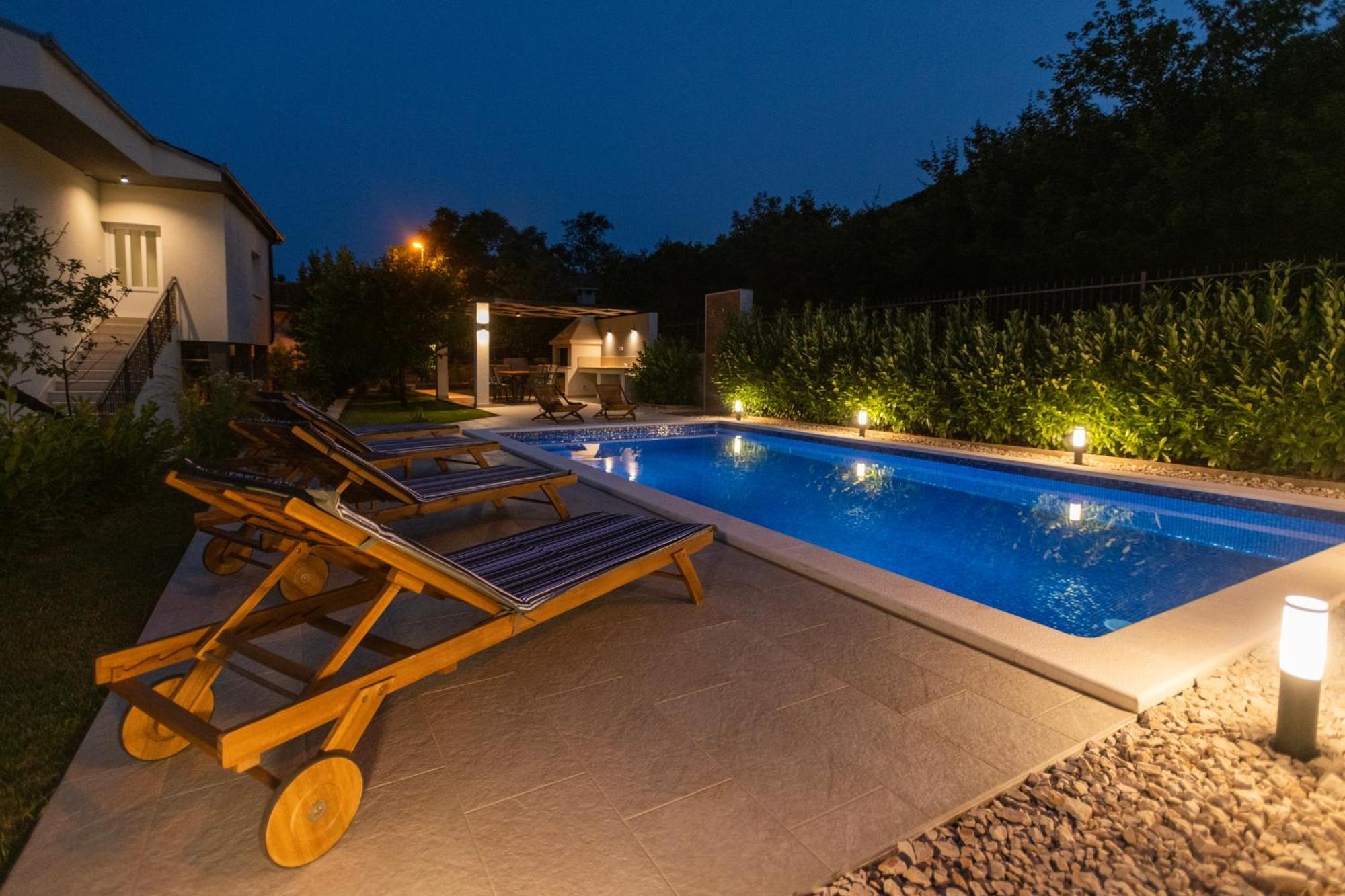Villa Latica Dicmo Exterior foto