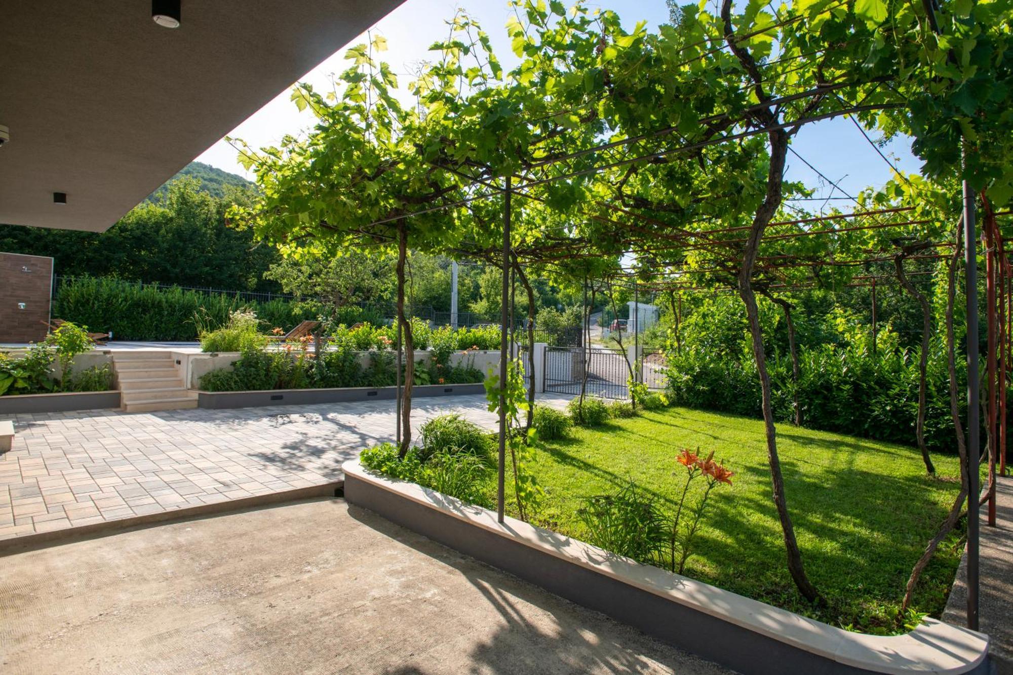 Villa Latica Dicmo Exterior foto